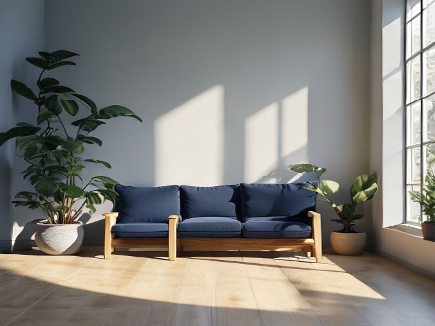 Ritual kan gjøres på kontoret eller hjemme Rent arbeidsbord med plantefibiger ved vinduet som blir lys av kveldssolen